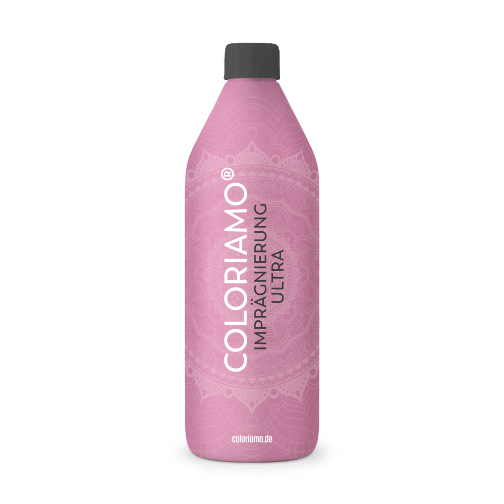 Die Flasche Coloriamo Imprägnierung Ultra bietet idealen Schutz für kreative Wandgestaltung im Wohnzimmer.