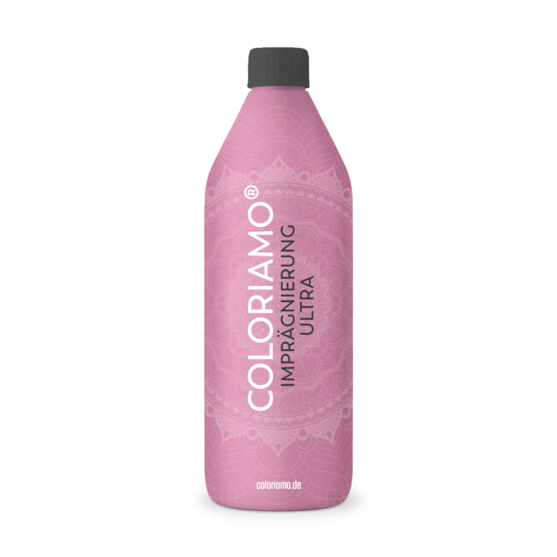 Die Flasche Coloriamo Imprägnierung Ultra bietet idealen Schutz für kreative Wandgestaltung im Wohnzimmer.