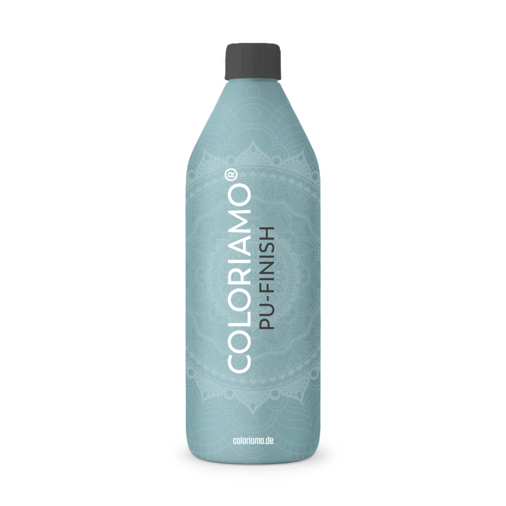 Eine türkisfarbene Flasche von Coloriamo PU-Finish für hochwertige Wandgestaltung steht im Fokus.