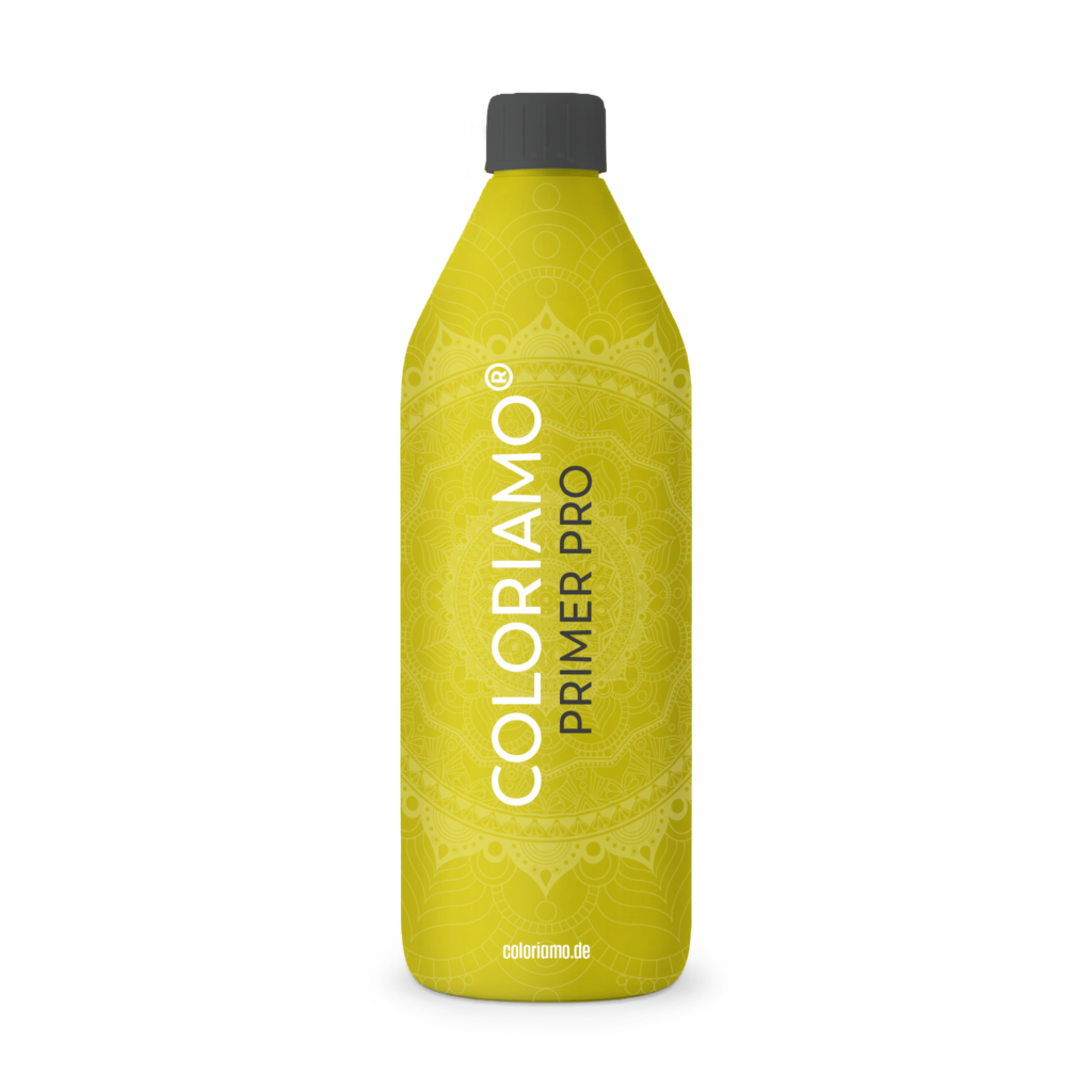Eine gelbe Flasche Coloriamo Primer Pro steht aufrecht, ideal für kreative Wandgestaltung | © Coloriamo®.