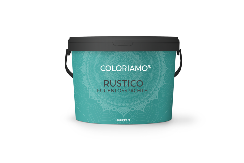 Ein Eimer Coloriamo Rustico Fugenlosspachtel steht bereit für kreative Wandgestaltung im Wohnzimmer.