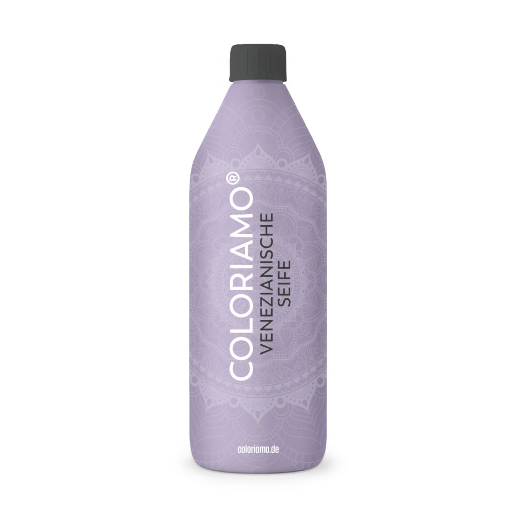 Die Flasche Coloriamo Venezianische Seife steht vor einem eleganten, dekorativen Muster, ideal für kreative Wandgestaltung.