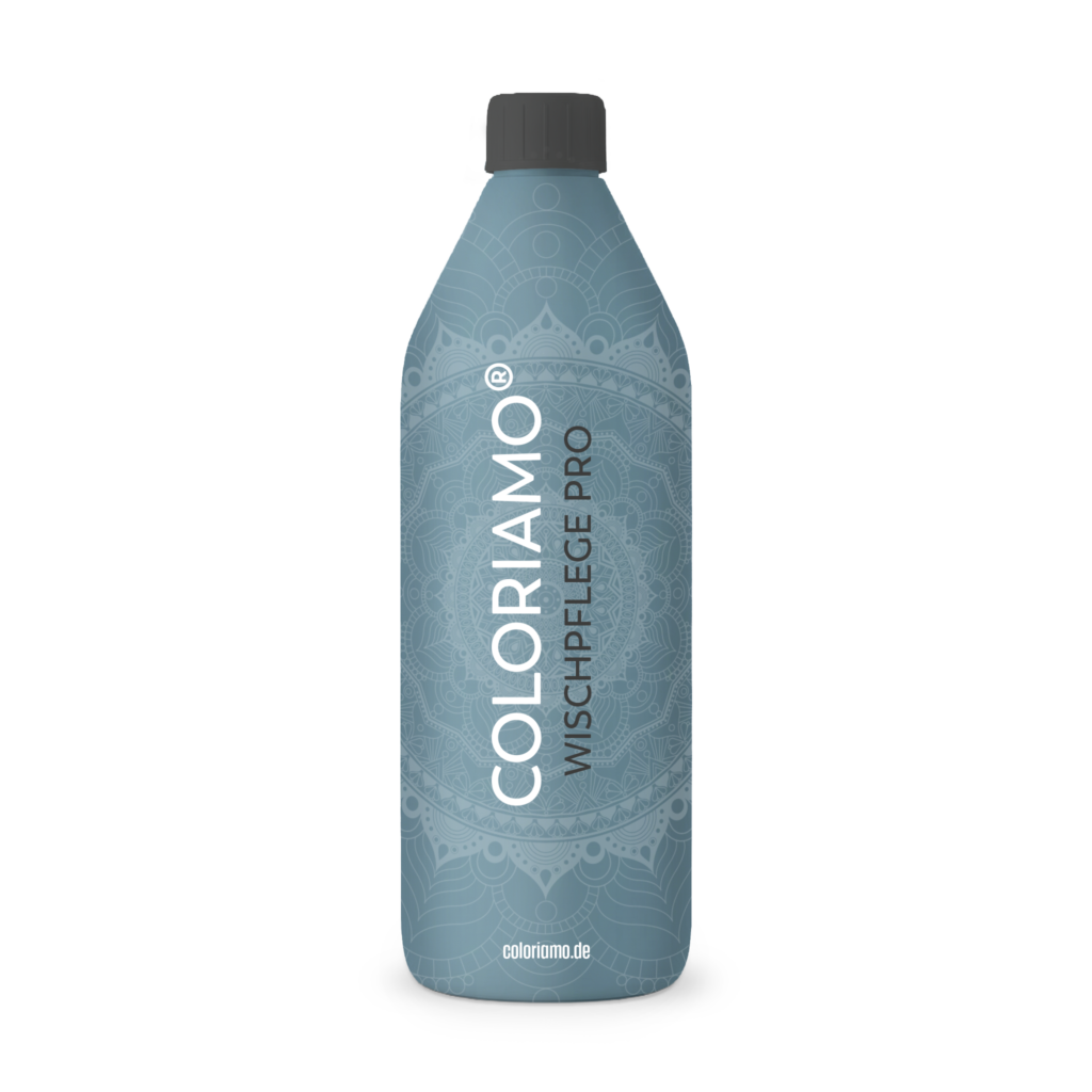 Die Coloriamo WischpflegePro Flasche steht aufrecht, bereit für die perfekte Wandgestaltung im Wohnzimmer.