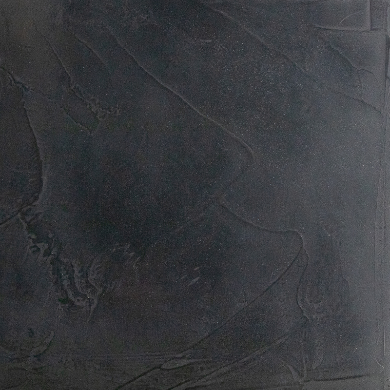 Die glatte, dunkle Oberfläche zeigt den eleganten Effekt von COLORIAMO-Marmor-Glanzspachtel-CG10 für Wandgestaltung.