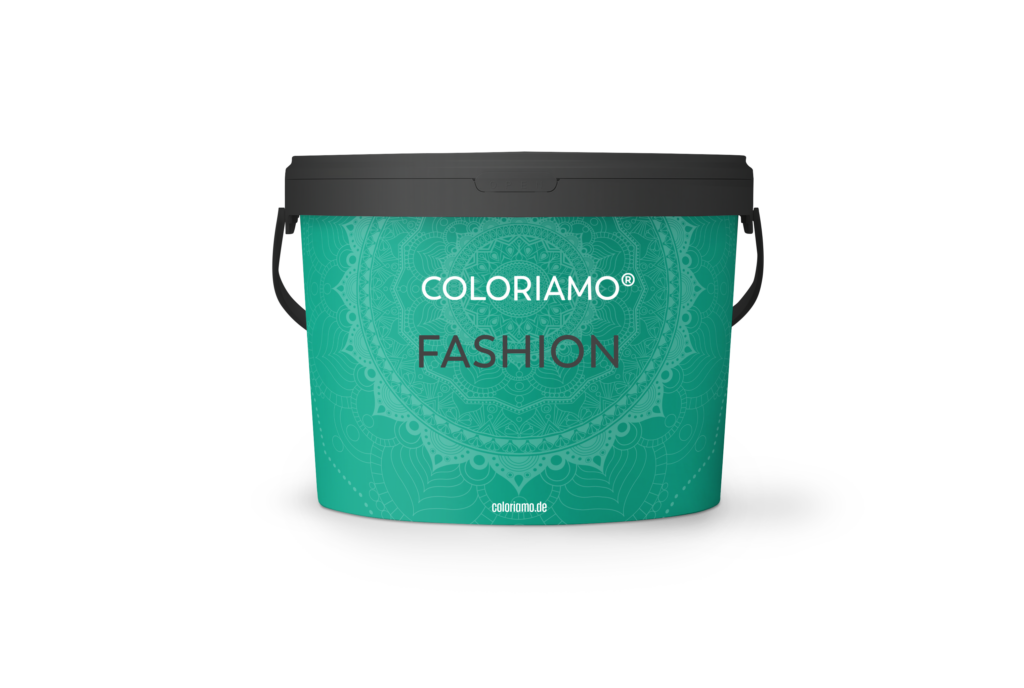 Ein Eimer mit grünem Muster und der Aufschrift "Coloriamo Fashion" präsentiert stilvolle Wandgestaltung.