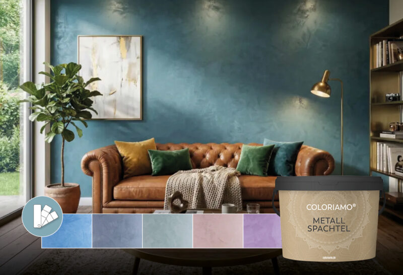 Moderne Wohnzimmergestaltung mit einem gemütlichen Sofa, stilvollen Kissen und einer Wand mit Metallspachtel von Coloriamo.