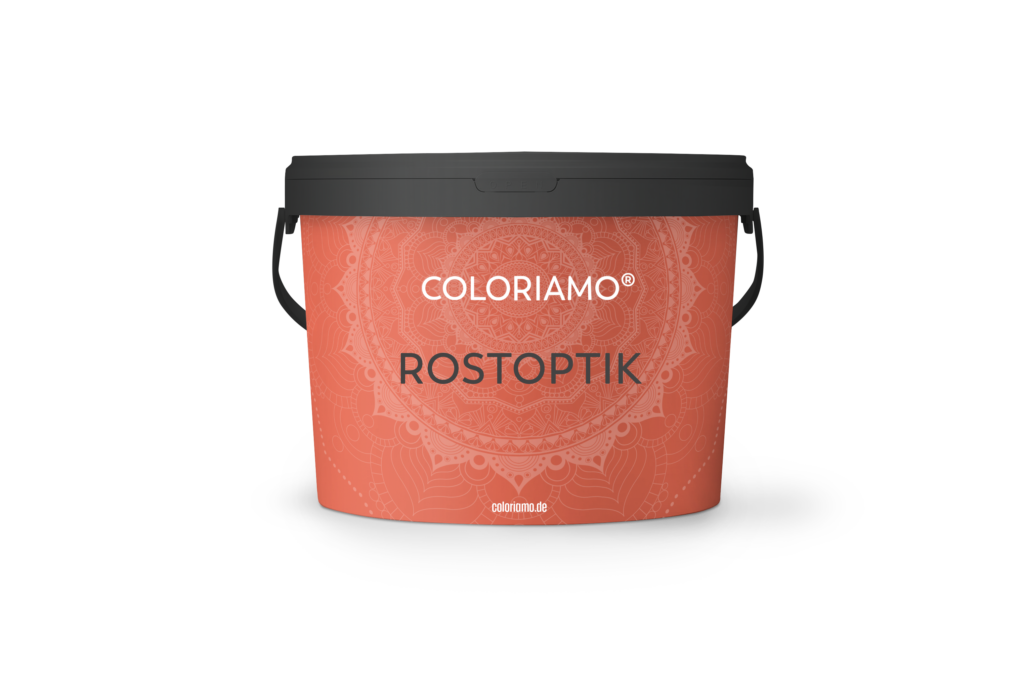 Ein Eimer mit der Aufschrift "Coloriamo Rostoptik" steht bereit für kreative Wandgestaltung im Badezimmer oder Wohnzimmer.