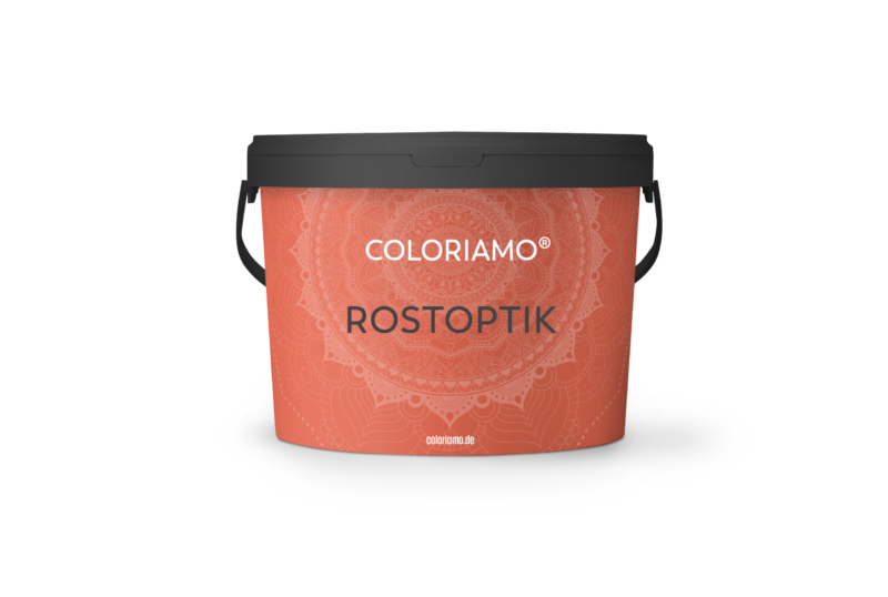 Ein Eimer mit der Aufschrift "Coloriamo Rostoptik" steht bereit für kreative Wandgestaltung im Badezimmer oder Wohnzimmer.
