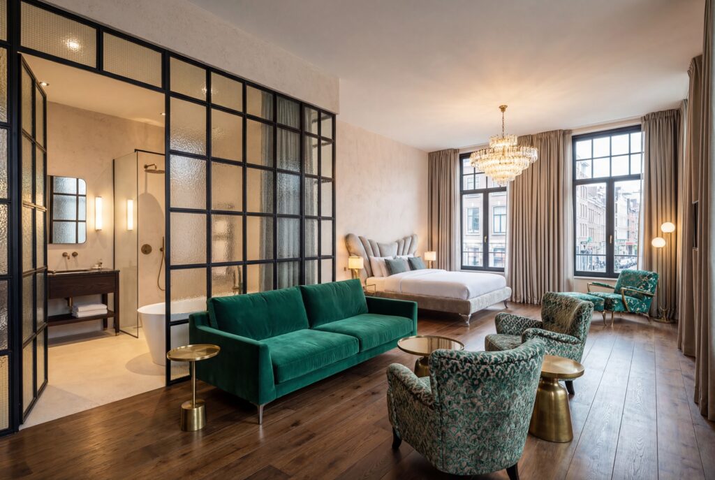 Ein modernes Hotelzimmer mit elegantem Sofa, stilvollen Sesseln und klaren Linien, das durch COLORIAMO Marmorputz besticht.
