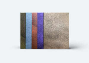 Die Musterplatten zeigen verschiedene Farben und Texturen für moderne Wandgestaltung mit Betonoptik.