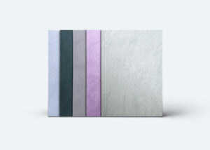 Musterplatten in stilvoller Betonoptik präsentieren verschiedene Farben für fugenlose Wand- und Bodenbeschichtungen.