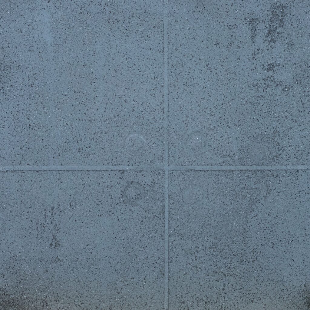 Der geschliffene iStonic-Akustik-Beton-Farbton AB02 in Schwarz verleiht der Wandgestaltung im Wohnzimmer eine moderne Note.