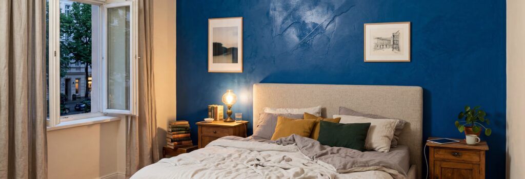 Modernes Schlafzimmer mit blauem Wanddesign Detail moderner Wandgestaltung mit Marmorputzspachtel | © COLORIAMO