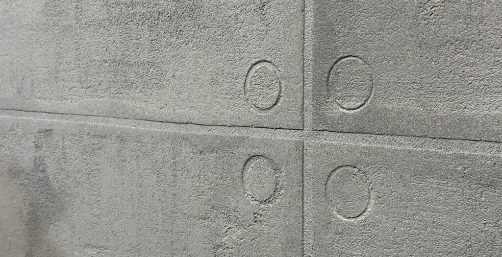 Detailaufnahme einer Sichtbeton-Oberfläche mit Betonoptik, die Wolkencharakter zeigt | © COLORIAMO