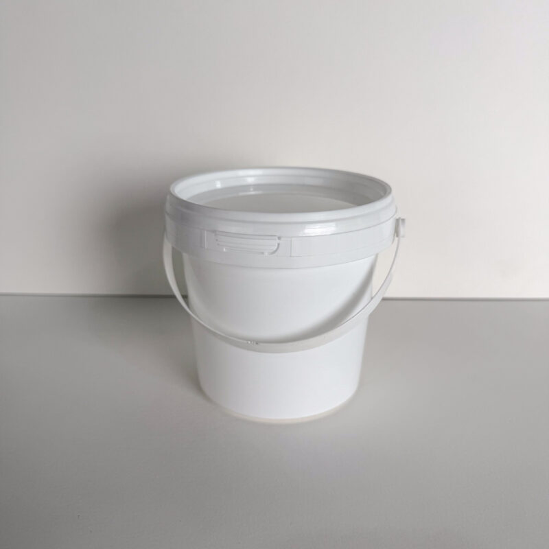 Ein weißer Eimer 0,6 Liter von COLORIAMO für fugenlose Wand- und Bodenbeschichtungen, ideal für modernes Design und Spachteltechnik.