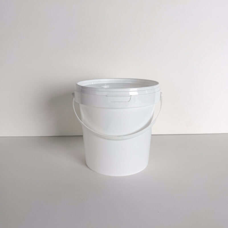 Ein weißer COLORIAMO-1,3-Liter-Eimer mit Deckel steht auf einem hellen Hintergrund, ideal für Wand- und Bodenbeschichtungen.