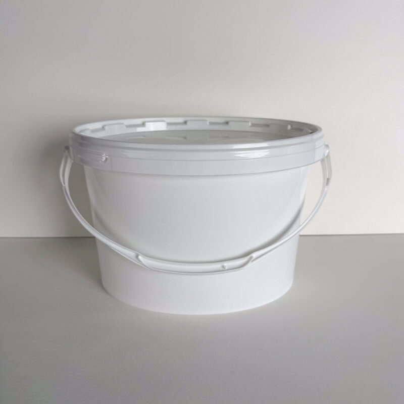 Der COLORIAMO 3,9-Liter-Eimer mit Deckel ist ideal für fugenlose Bad- und Wandgestaltungen. | © COLORIAMO