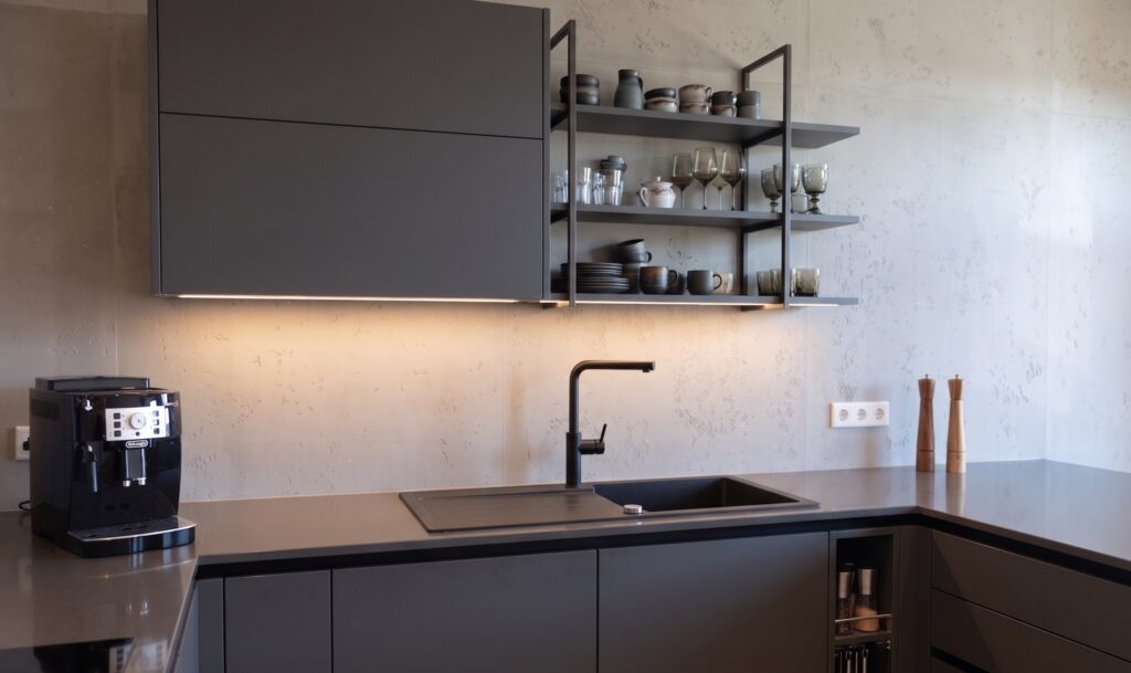 Moderne Küche mit COLORIAMO-Betonoptik-Spachtel für elegantes Wanddesign und fugenloses Ambiente.