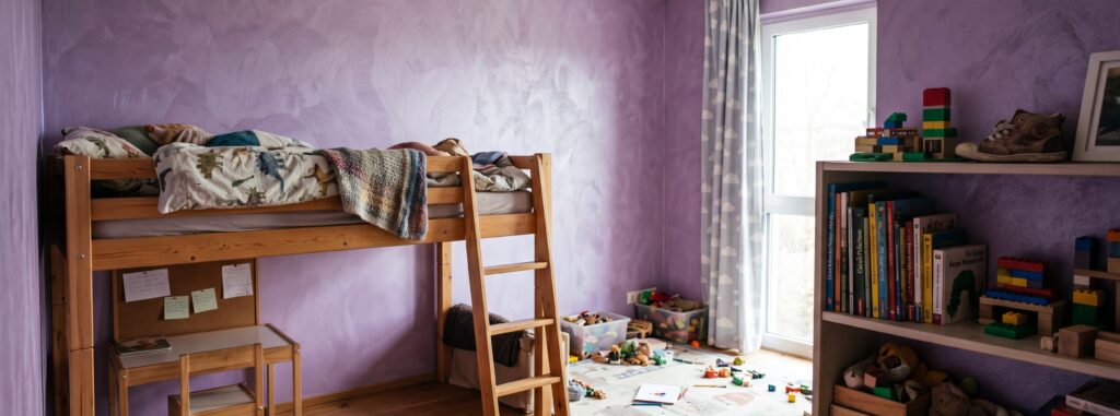 Ein Kinderzimmer mit lila Wänden, einem Hochbett und Spielsachen, ideal für kreative Gestaltung mit COLORIAMO. | © Name