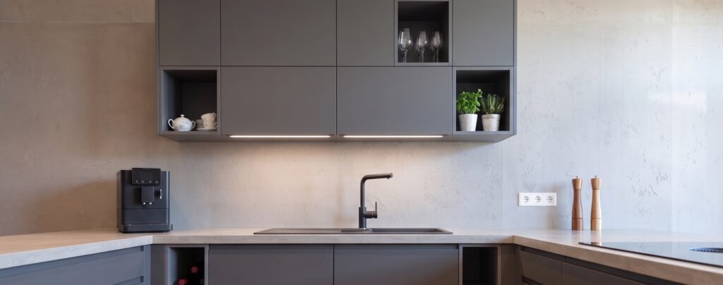 Moderne Küche mit fugenlosem Design in Betonoptik, ausgestattet mit MicroTec-System und stilvollen Akzenten.