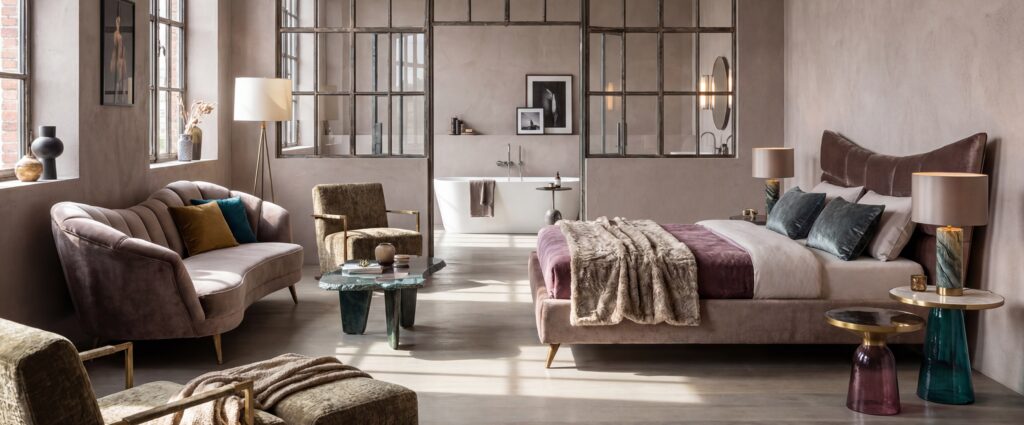 Loft-Schlafzimmer mit fugenloser Badezimmergestaltung und Kalkputz-Wänden, elegant und modern eingerichtet. | © COLORIAMO