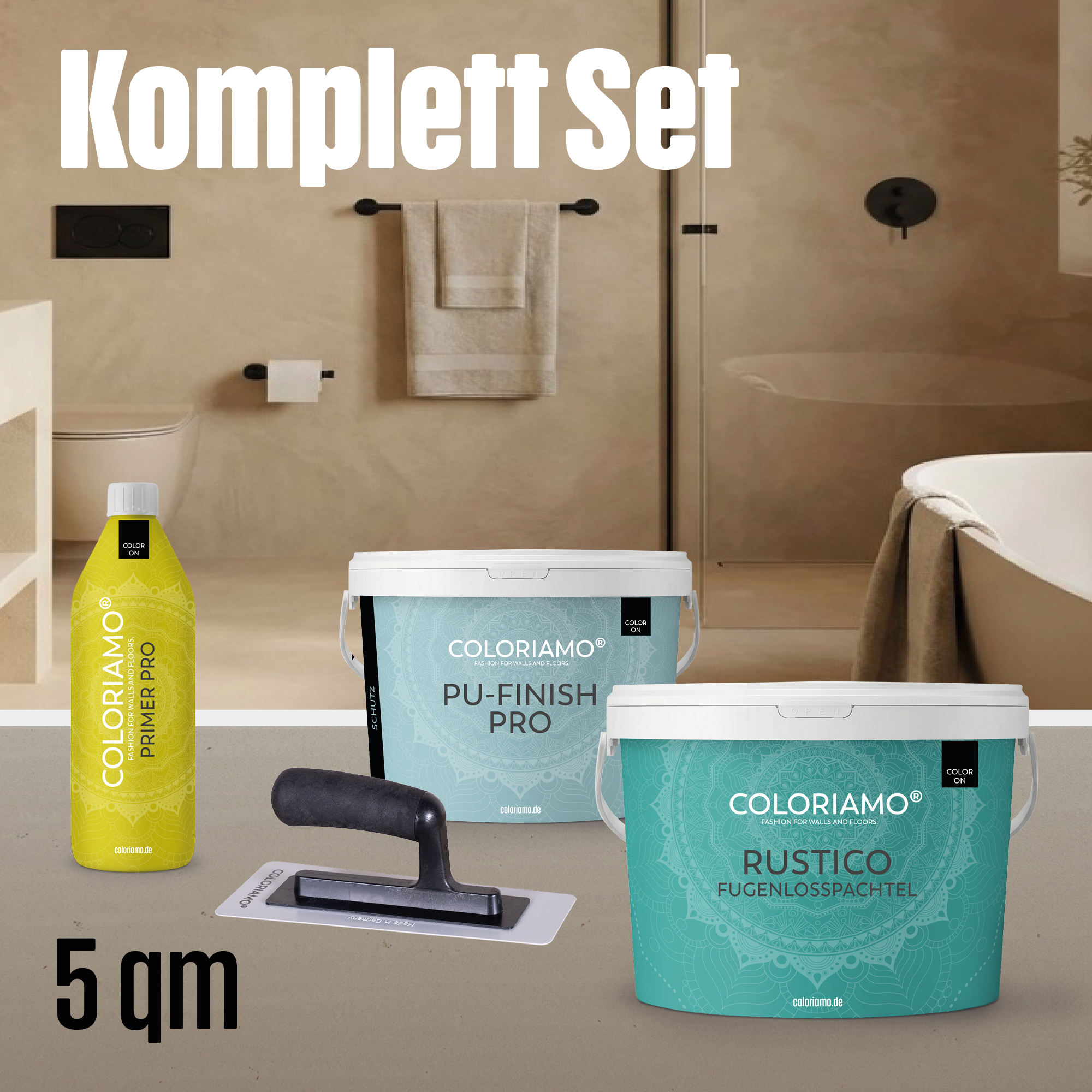 Komplett-Set Rustico Fugenlosspachtel für 5 m²: Primer Pro, Rustico Fugenlosspachtel, PU-Finish Pro und KS-Spachtelkelle vor einem Bad in Beige, Farbton nach Wahl – zwei Lagen auf Korn gespachtelt, mit PU Finish versiegelt