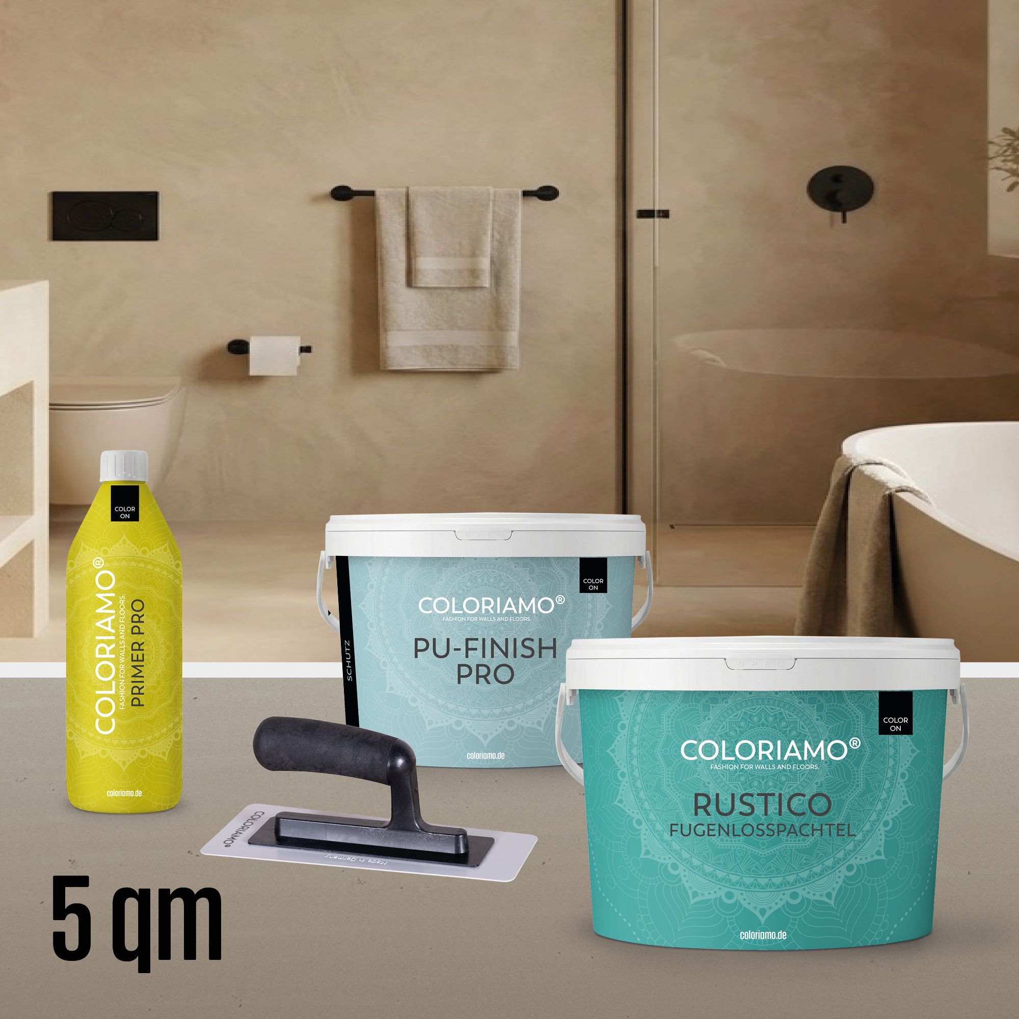 Komplett-Set Rustico Fugenlosspachtel für 5 m²: Primer Pro, Rustico Fugenlosspachtel, PU-Finish Pro und KS-Spachtelkelle vor einem Bad in Beige, Farbton nach Wahl – zwei Lagen auf Korn gespachtelt, mit PU Finish versiegelt
