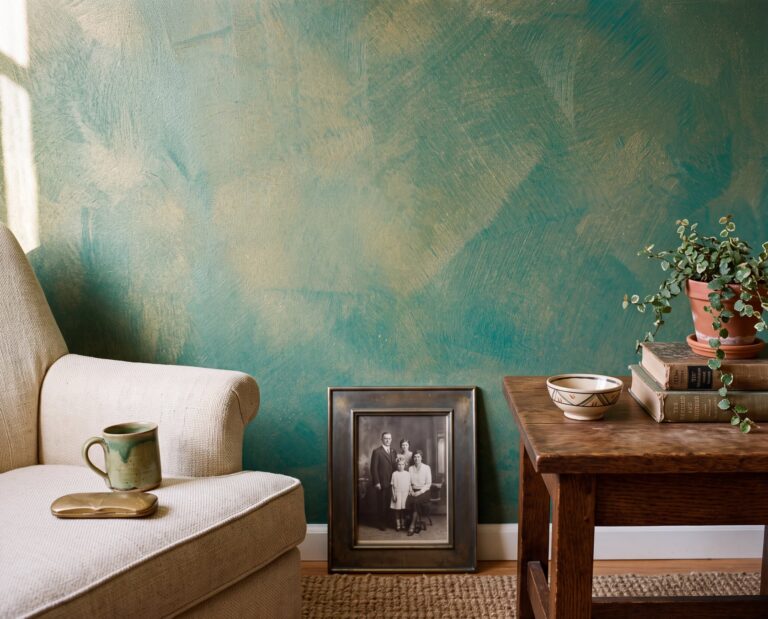 Wohnzimmer mit Metallic-Wand: COLORIAMO Riflesso Effektlasur Gold, einmal aufgetragen, auf Marmor Streichputz Jadegrün und Frisch (CMS19)