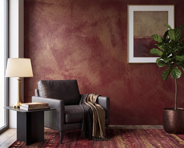 Wohnzimmer mit Metallic-Wand: COLORIAMO Riflesso Effektlasur Gold, einmal aufgetragen, auf Marmor Streichputz Weinrot und Samtig (CMS15)