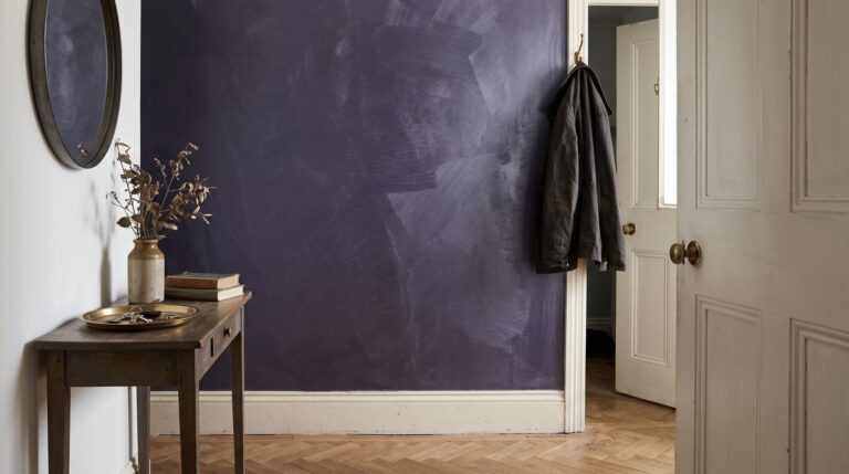 Flur mit Metallic-Wand: COLORIAMO Riflesso Effektlasur Silber, einmal aufgetragen, auf Marmor Streichputz Denim (CMS22)