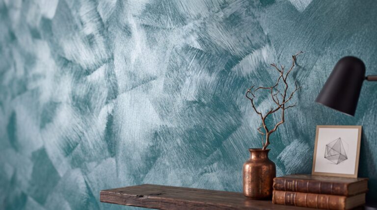 Wanddetail mit Metallic-Effekt: COLORIAMO Riflesso Effektlasur Silber, einmal aufgetragen, auf Marmor Streichputz Jadegrün und Frisch (CMS19)
