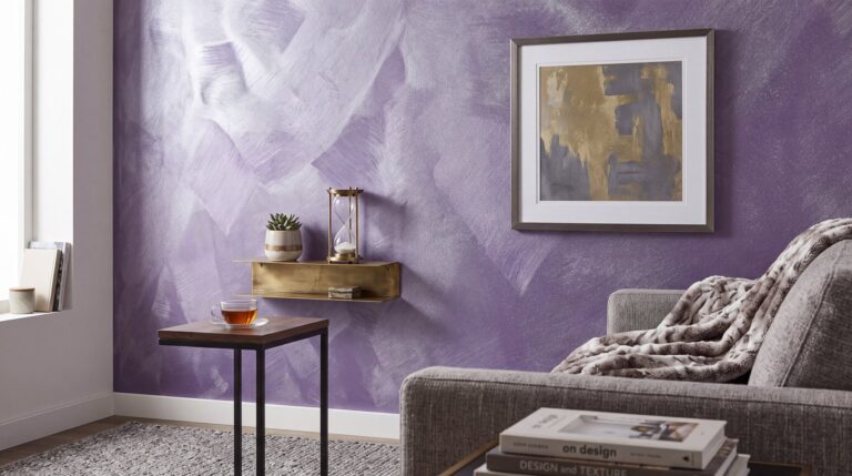 Wohnzimmer mit Metallic-Wand: COLORIAMO Riflesso Effektlasur Silber, einmal aufgetragen, auf Marmor Streichputz Jeansblau (CMS21)