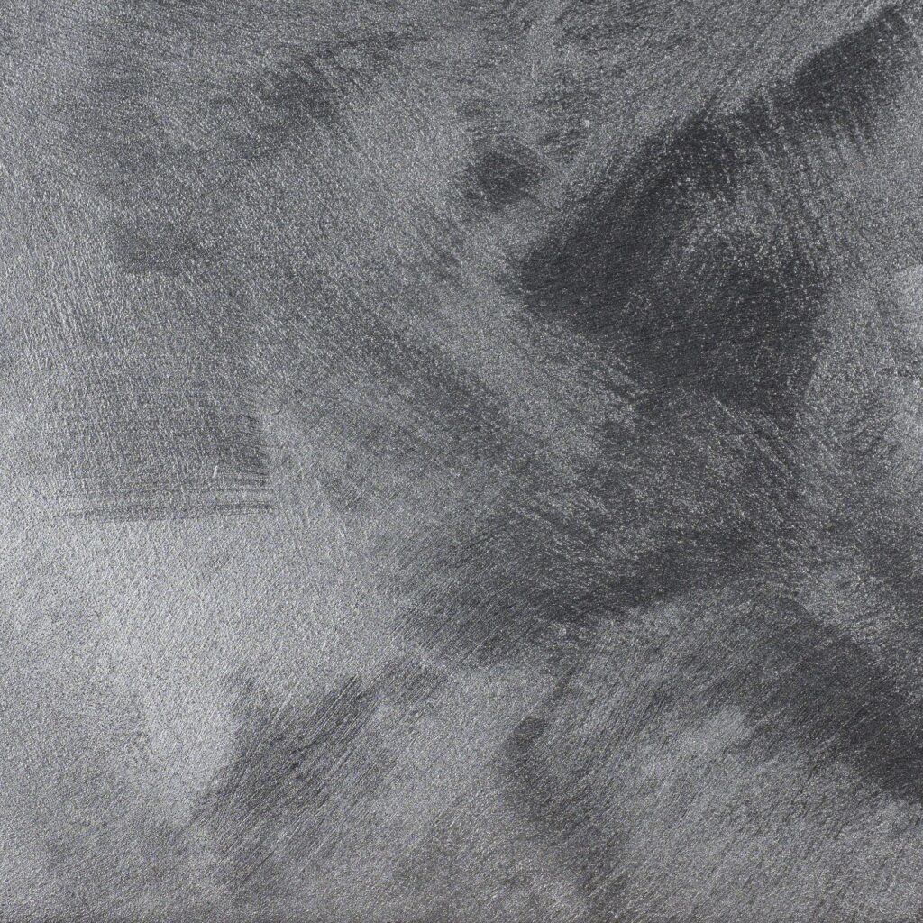 Metallic-Effekt in Silber: COLORIAMO Riflesso Effektlasur Silber, zweimal aufgetragen, auf Marmor Streichputz Anthrazit und Tief (CMS11)